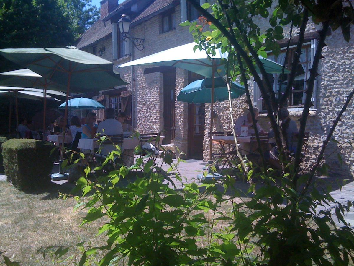 Auberge A L'Oree Du Bois Louviers Exterior foto